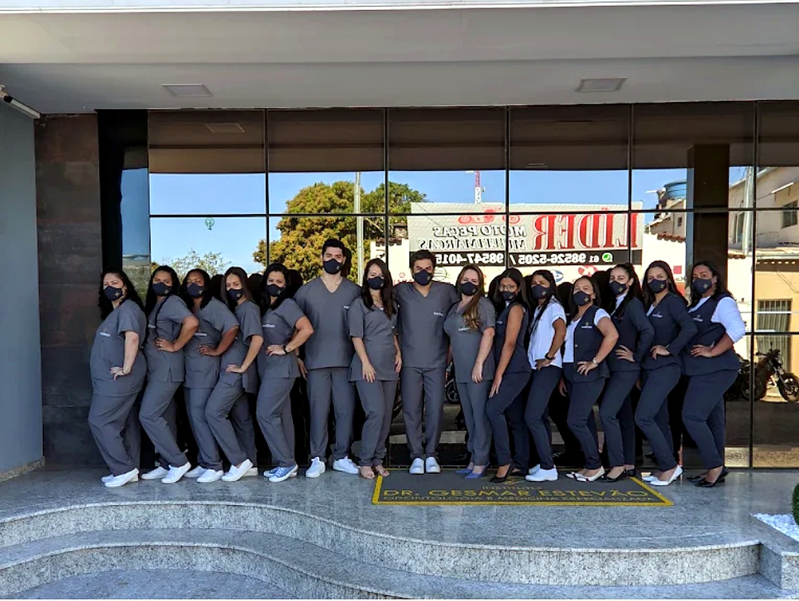 Equipe do Instituto Dr Gesmar Estevão na fachada